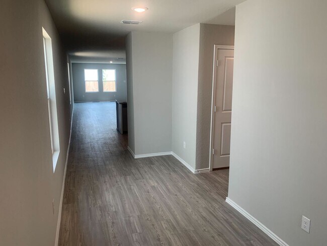 Building Photo - *MOVE IN SPECIAL* Comfortable Living with Open Kitchen & Fenced Yard!