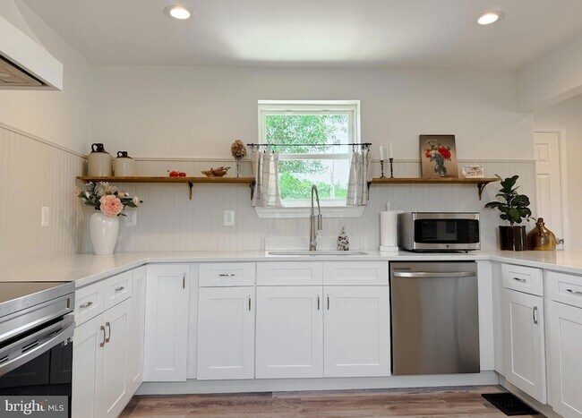 Building Photo - 4985 Solomons Island Rd