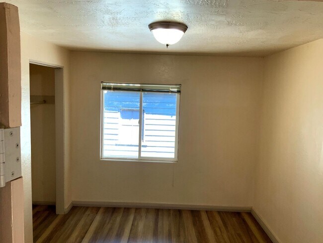 Building Photo - 2 Bedroom House in Springfield