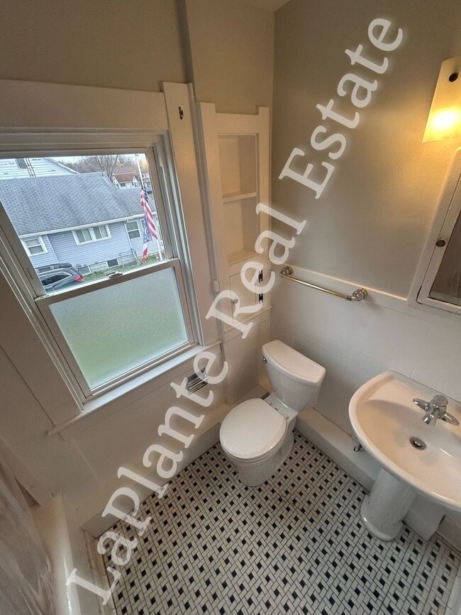 Building Photo - Cozy 3-Bedroom Home in West Toledo