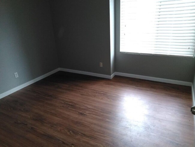Building Photo - Cherry Creek Schools, 2 bed, 1 bath, 900 s...