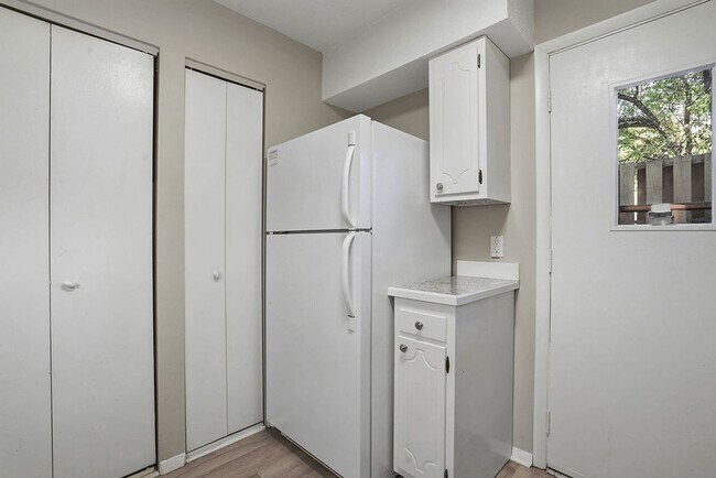 Building Photo - MINUTES to UNC!! 2 Bed 2.5 Bath Townhome - FURNISHED!  $500 Move in Incentive!