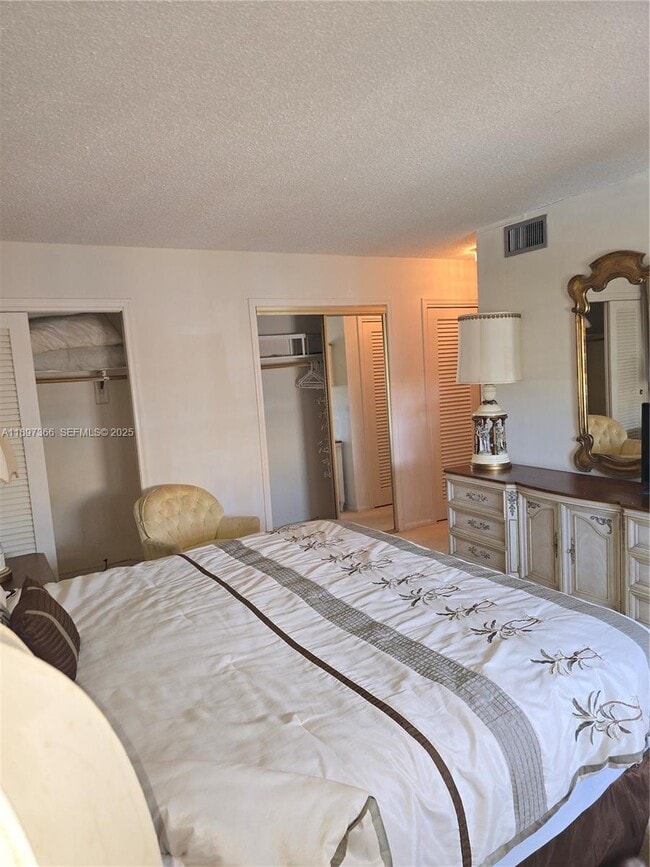 Building Photo - 609 NE 14th Ave