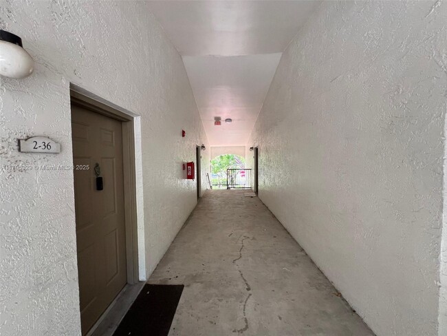 Building Photo - 620 S Park Rd