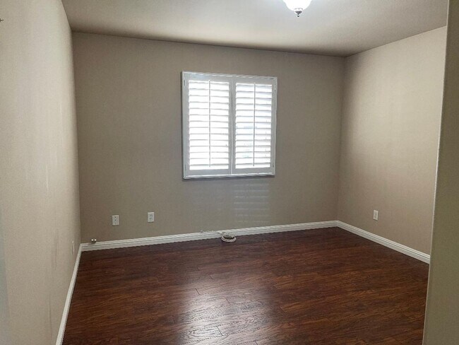 Building Photo - SPACIOUS 3BR/2.5BA EASTSIDE TOWNHOME FOR LEASE