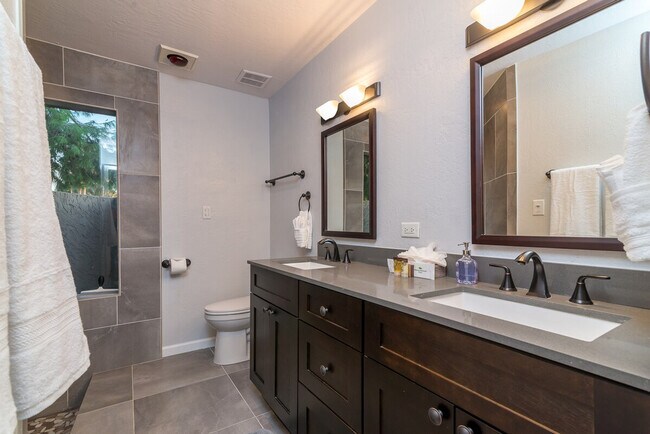 Building Photo - 6802 E Ludlow Dr