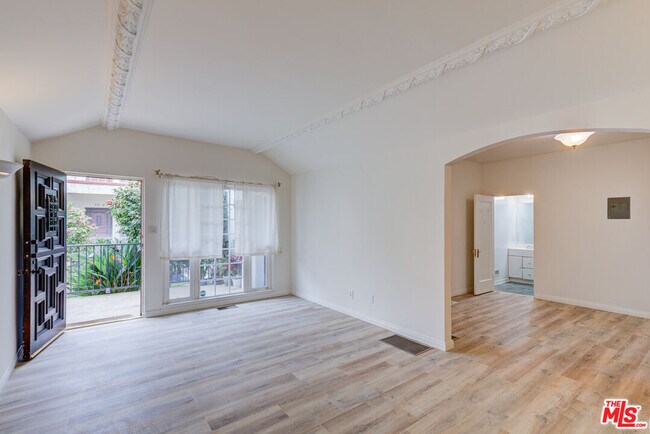 Building Photo - 320 S Reeves Dr