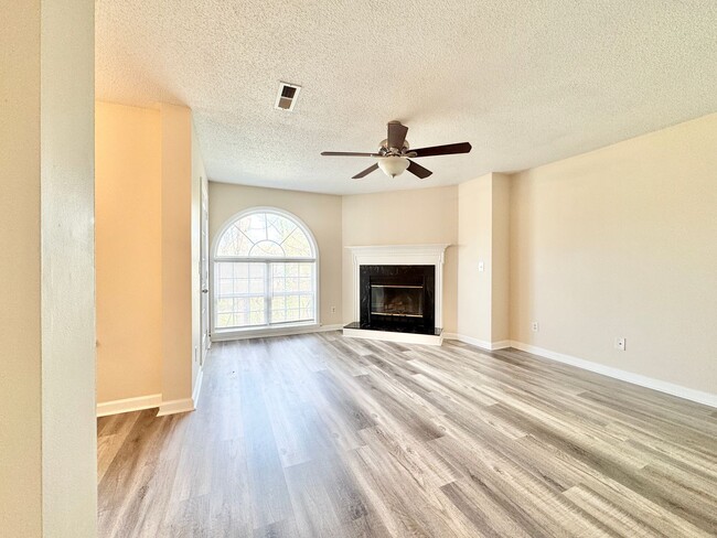 Building Photo - Immaculate 2 BR condo convenient to loop and I-40