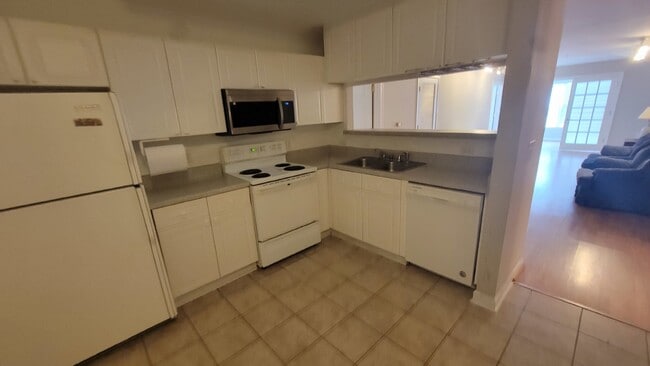 Building Photo - Fantastic three-bedroom three, three-bathr...