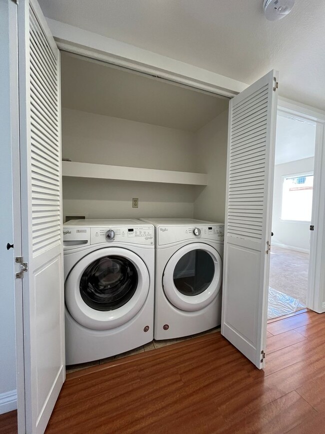 Building Photo - Pet Friendly, 3+2 w/balcony, parking + in-...