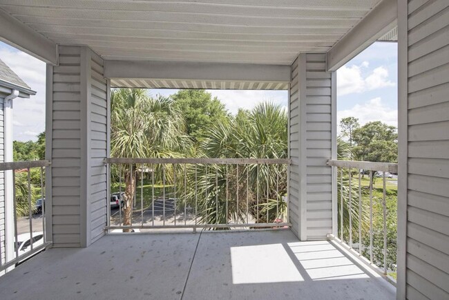 Building Photo - 727 Sugar Way Bay