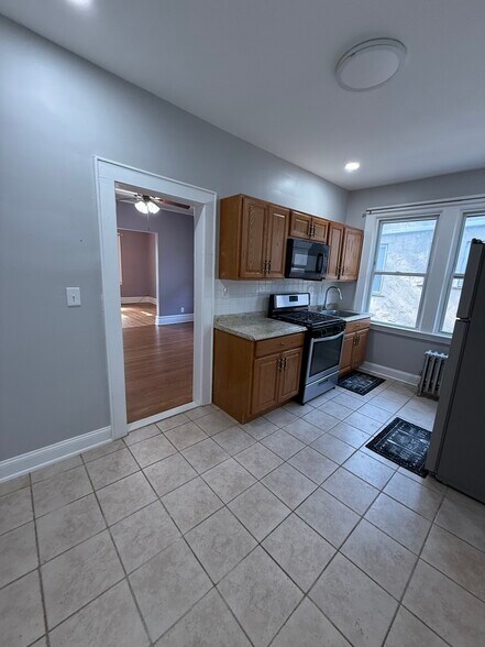 Building Photo - 562 N Maple Ave