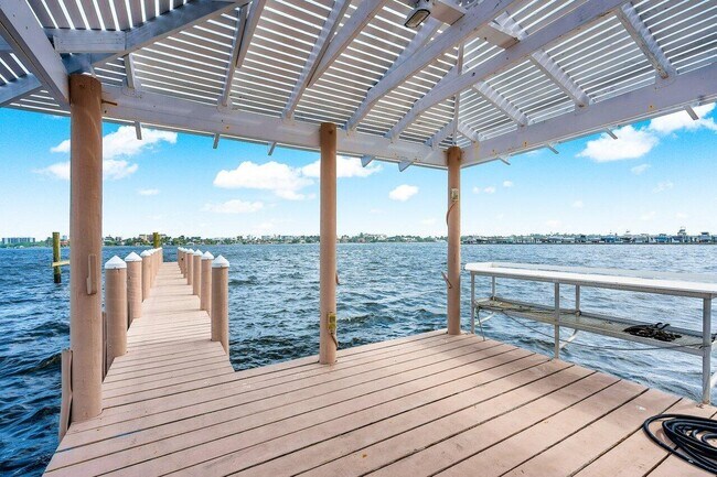 Building Photo - 1 18th Ave S