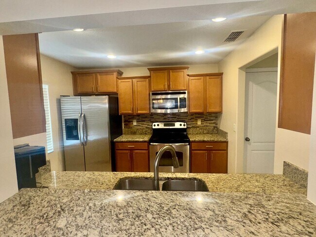 Building Photo - 3 Bedroom 2.5 Bath Treviso Townhome minute...