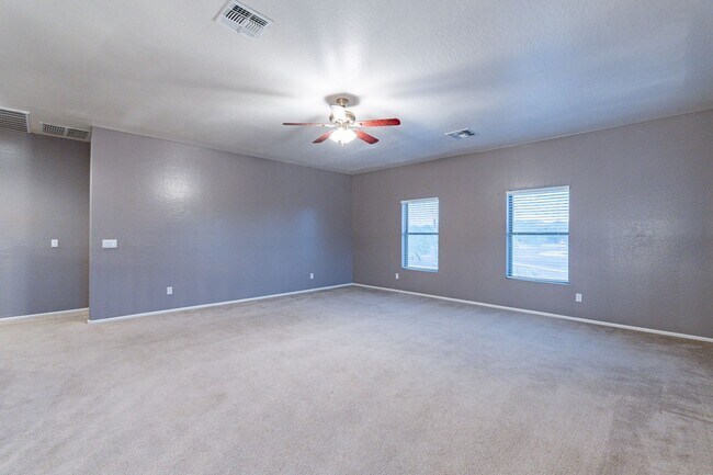 Building Photo - Three Beds & 2.5 Baths - Move Right In!