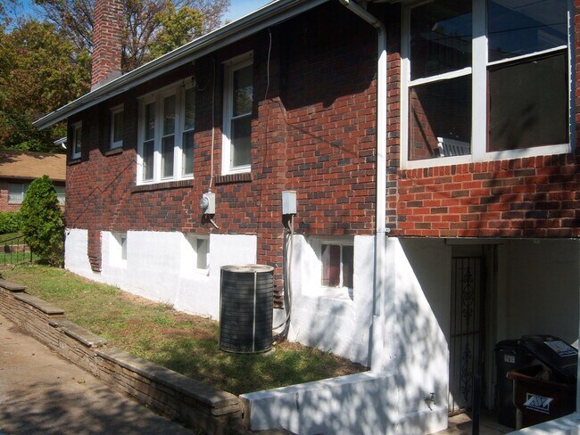 Building Photo - 2 Bedroom Brick Home $1195