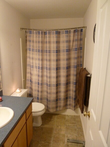 Upstairs Bathroom - 513 N Jefferson St