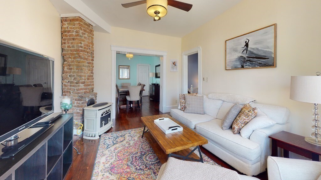 Building Photo - 573 Bennington St