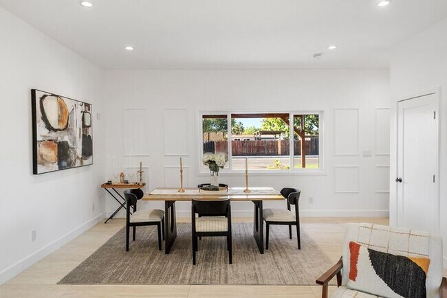 Building Photo - 113 Donaldson Way W
