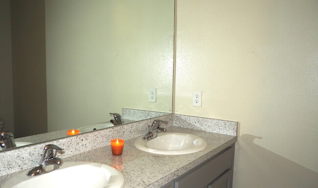 Double vanity - 5128 Rocky Coast Pl