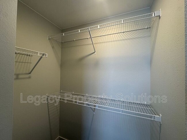 Building Photo - 208 E Greenfield Ln