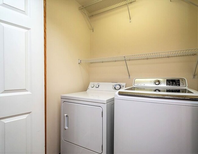 Building Photo - $2,495 | 3 Bedroom + Bonus Room, 2 Bathroo...