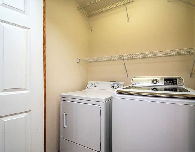 Building Photo - $2,595 | 3 Bedroom + Bonus Room, 2 Bathroo...