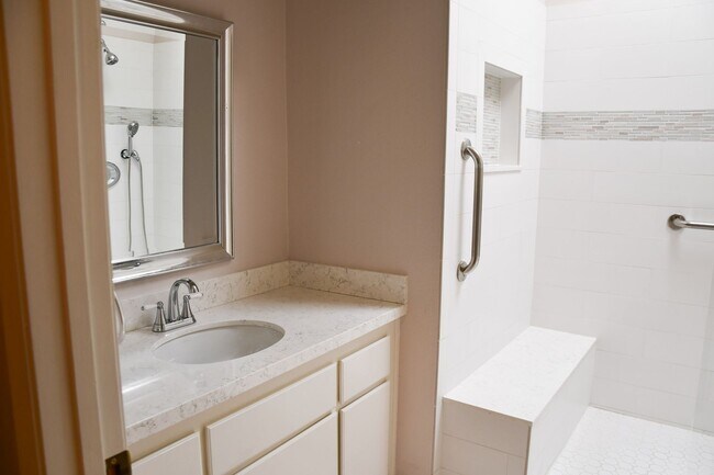 Building Photo - Newly remodeled and updated