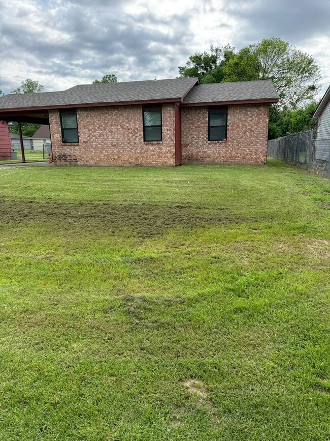 Building Photo - Three Bed/One BathHome/Freshly Painted/Fenced Yard