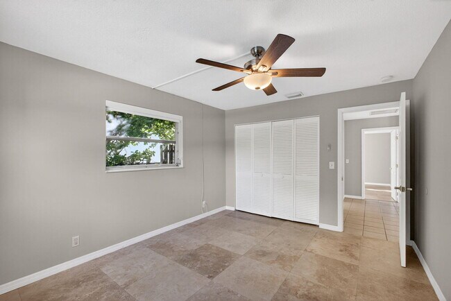 Building Photo - 1242 N Harbor Dr