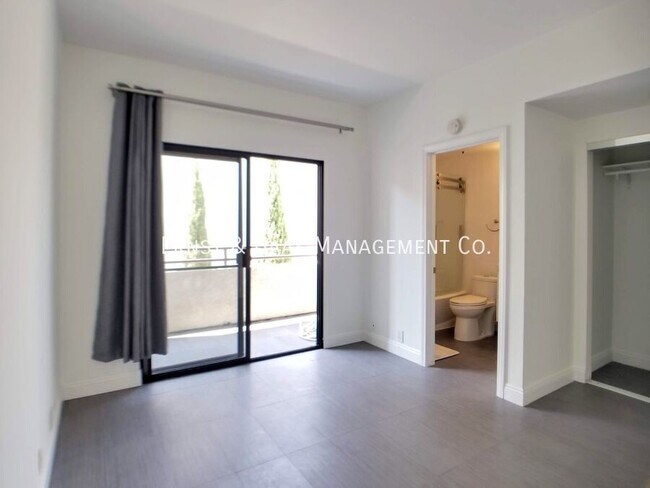 Building Photo - 730 W 4th St