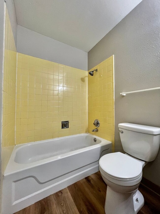 Building Photo - 3 Bedroom 2 Bathroom Ranch Style Home!
