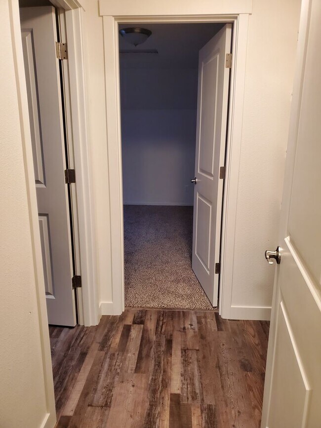 Building Photo - Single family ranch duplex. 3 bedrooms & 1...