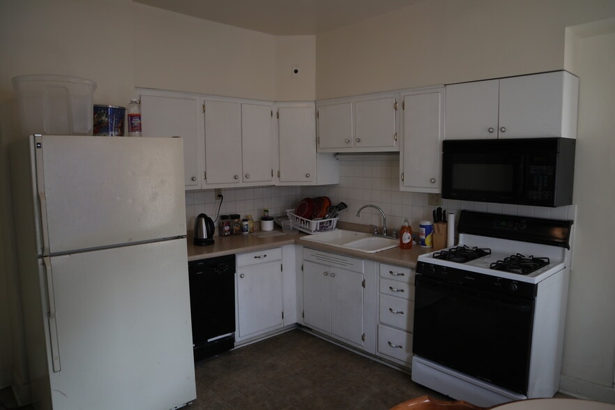 Building Photo - 611 Park St