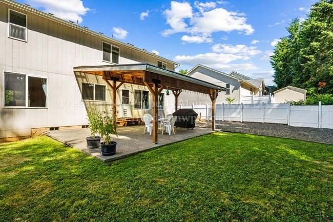 Building Photo - 704 Evergreen Place