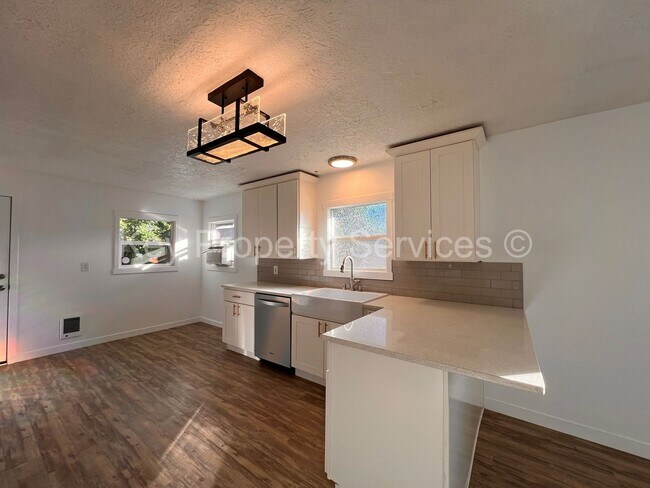 Building Photo - Renovated Longview Cottage with Huge Yard!
