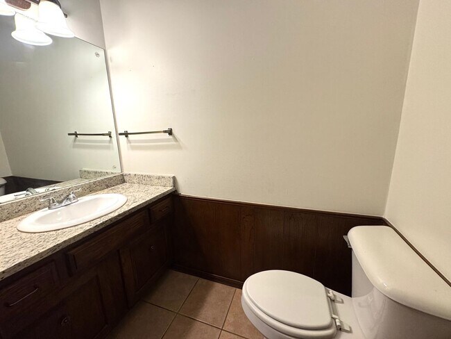 Building Photo - Gorgeous 3 bedroom 2.5 bathroom Duplex home!