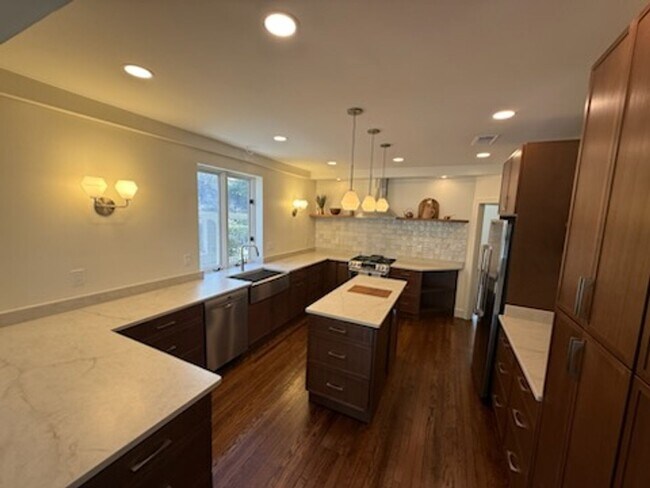 Building Photo - *DREAM LOCATION* 6BR Completely Renovated Duplex