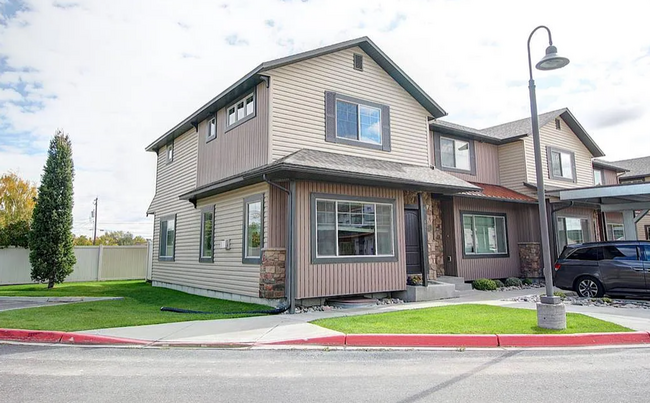 Primary Photo - 4 bed 2.5 bath townhome in Rexburg