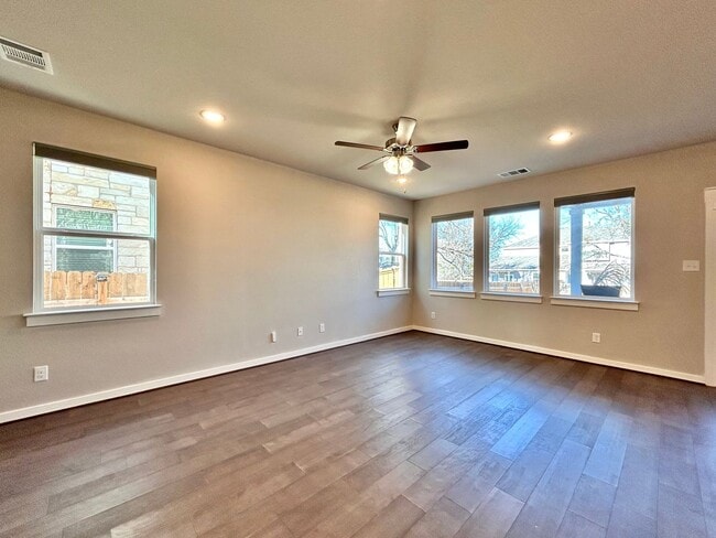 Building Photo - Charming 3 Bed / 2.5 Bath Family Home