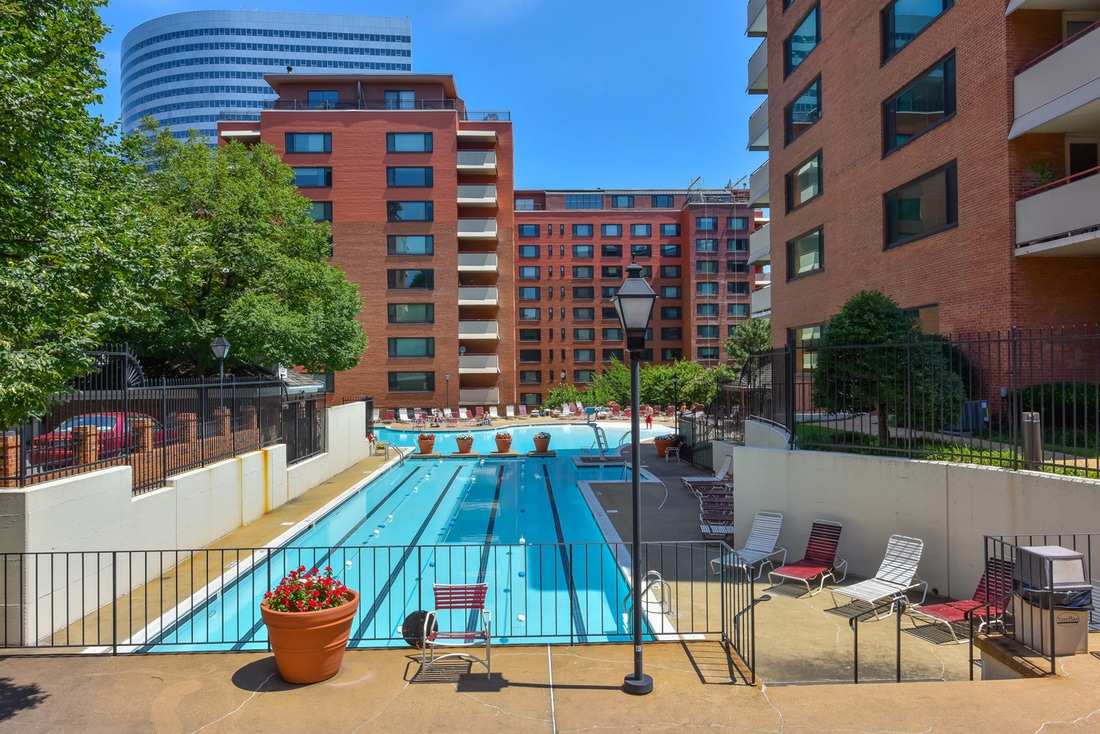 Outdoor pool - 1011 Arlington Blvd