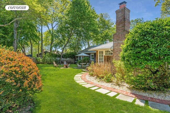 Building Photo - 179 Redwood Rd