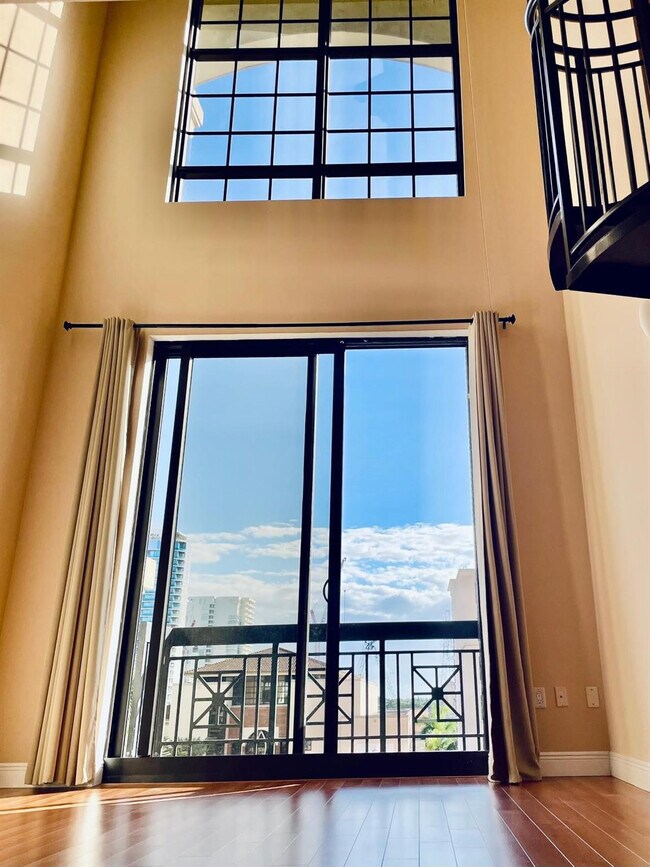 Building Photo - 801 S Olive Ave