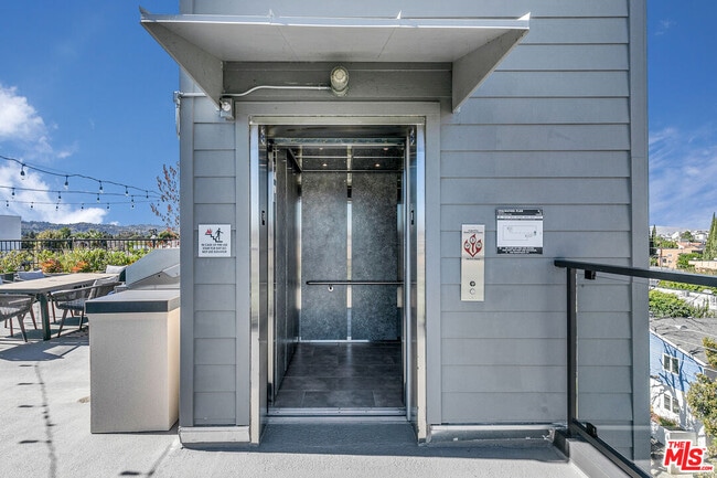 Building Photo - 10824 Blix St