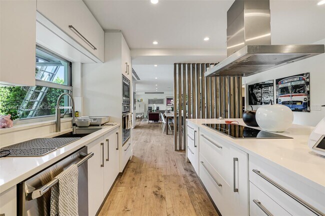 Building Photo - 79 Shore Dr E