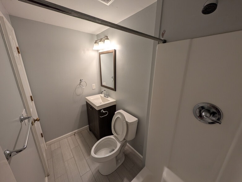 Building Photo - Room in House on Flint Glenn Ln