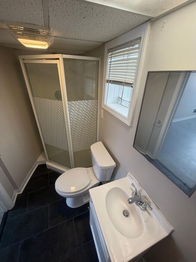 Building Photo - For rent - Spacious 3 Bed / 2 Bath Home