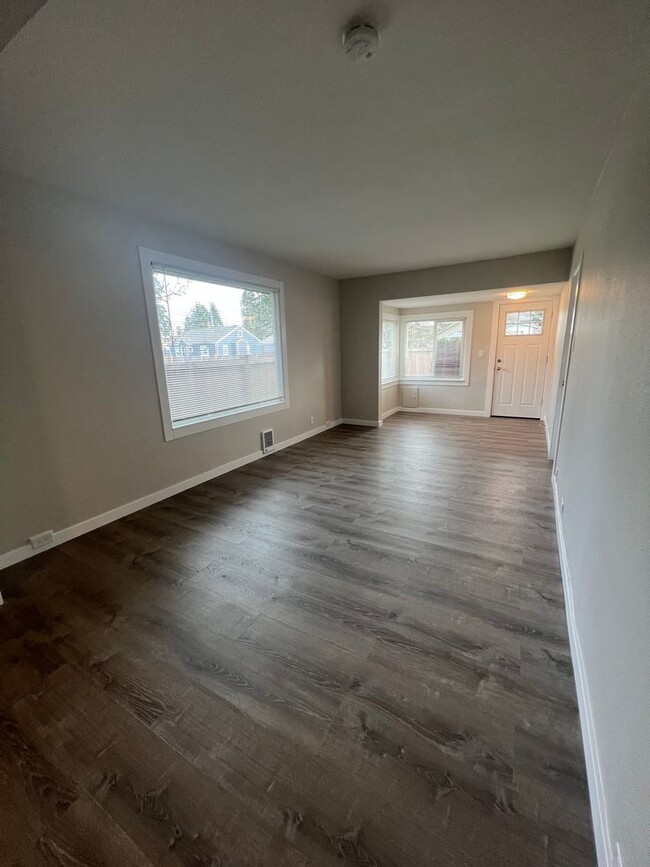 Building Photo - Beautiful Updated 2 Bedroom Rambler in Tac...