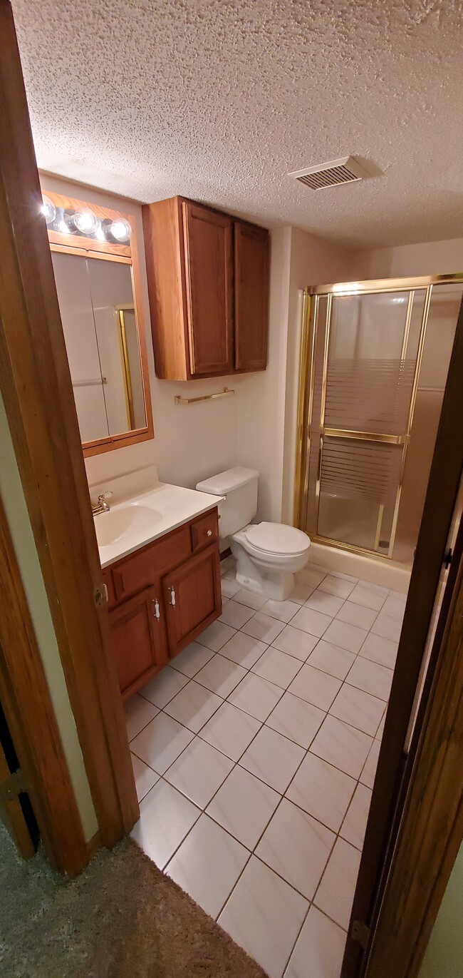 2nd bathroom - 14619 Burnell Park Dr