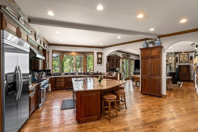 Building Photo - 345 Country Club Dr